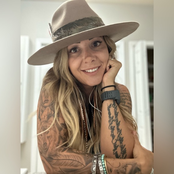 Meet your Posher, Whitney - Picture 1 of 2